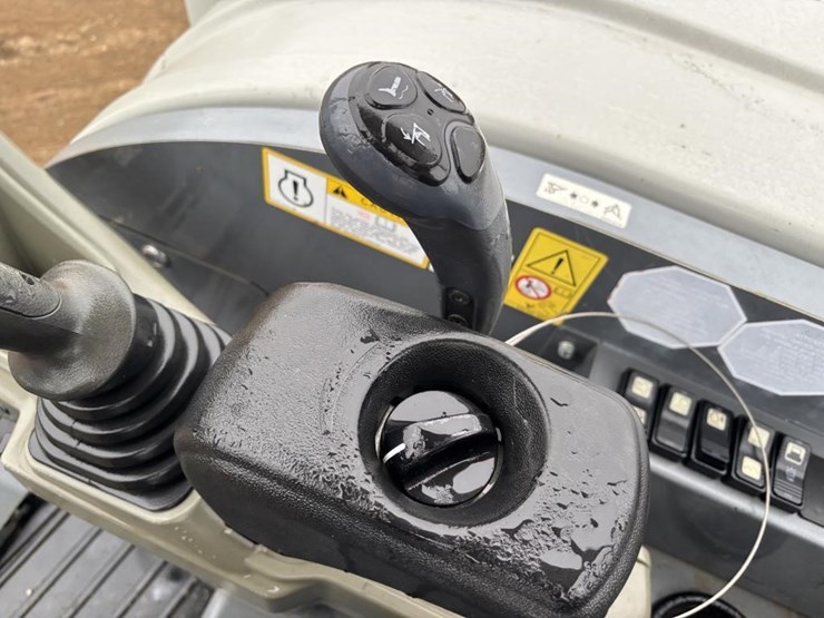 2021-takeuchi-tb240-image-33