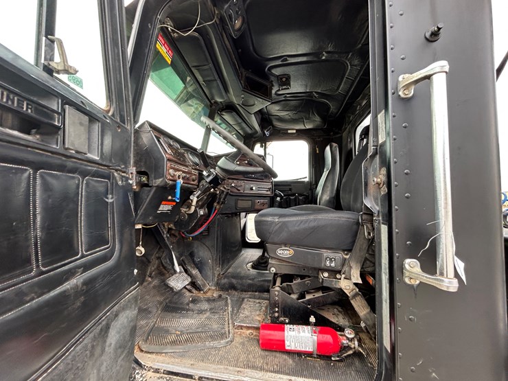 1998-freightliner-fld120-image-10