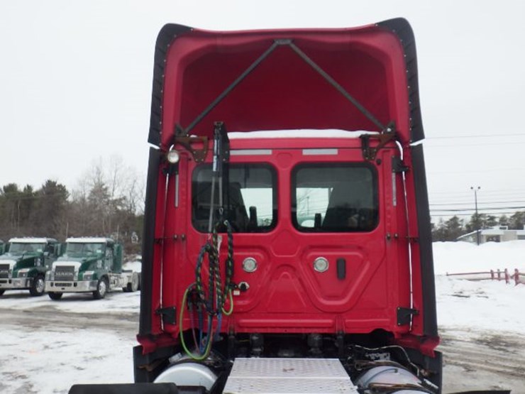 2019-freightliner-cascadia-126-image-11