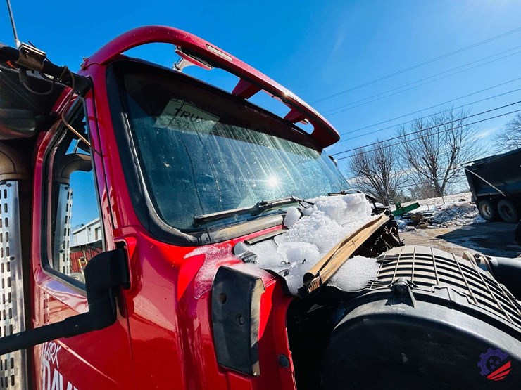 2011-volvo-truck-vhd-tri-axle-dump-truck-image-53