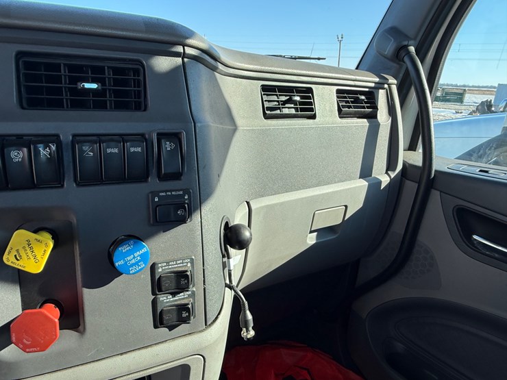 2016-peterbilt-579-image-38