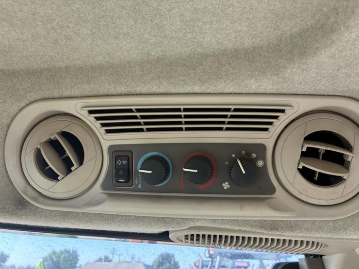 2011-john-deere-5.5-image-23