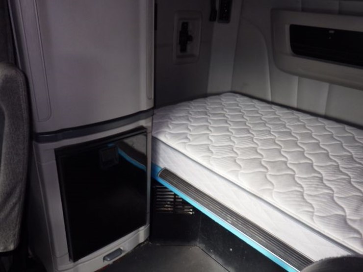 2019-peterbilt-579-image-24