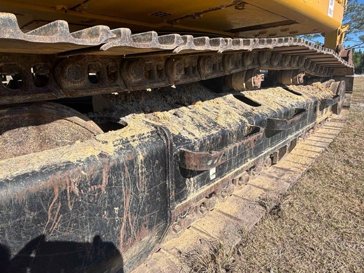 2020-caterpillar-320-image-24