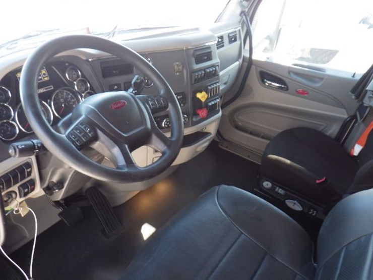 2021-peterbilt-579-image-21