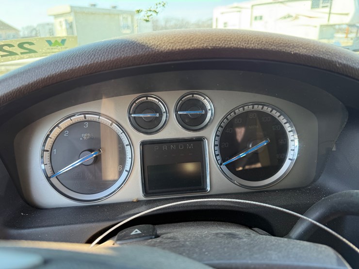 2011-cadillac-escalade-image-38