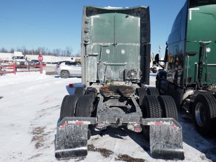 2023-peterbilt-579-image-12