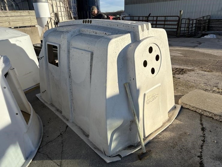 agri-master-calf-hutch-image-3