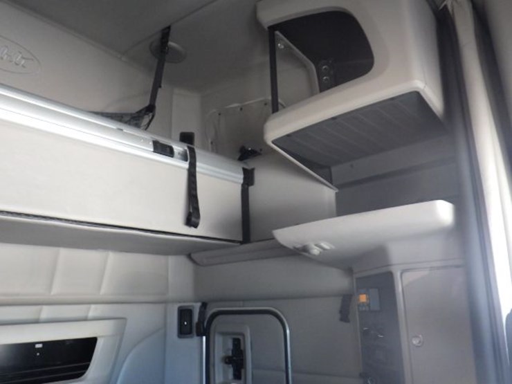 2023-peterbilt-579-image-4