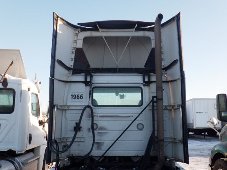 2018-volvo-vnl-300-image-12