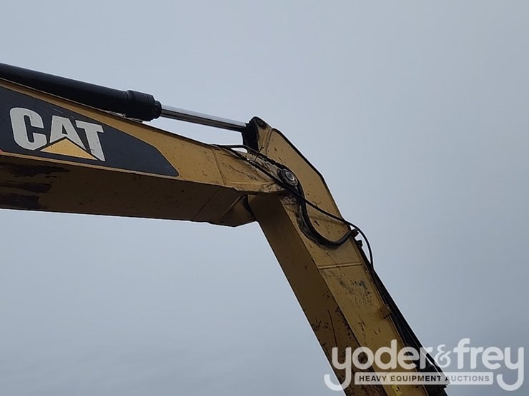 2016-caterpillar-320fl-image-23