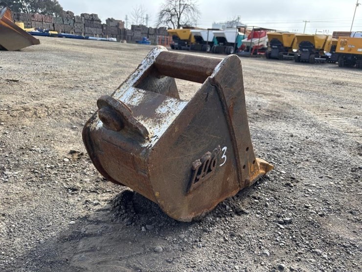 tag-12"-excavator-bucket-w/teeth-image-3