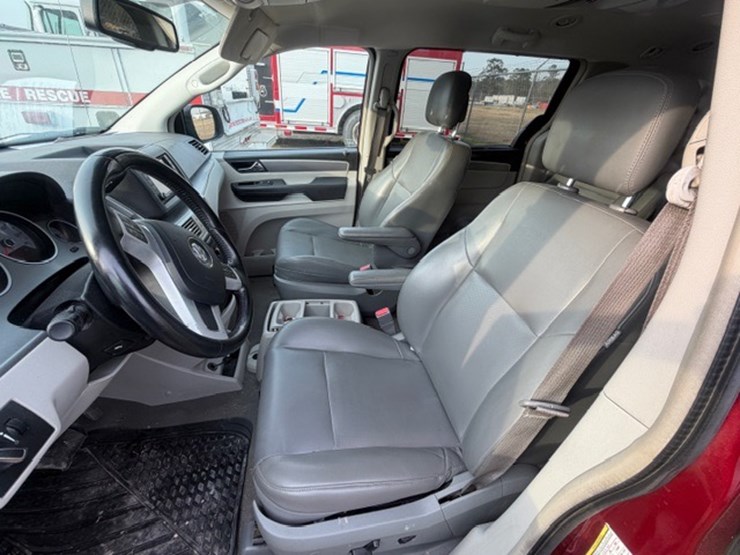 #31679-•-2012-vw-routan-image-39