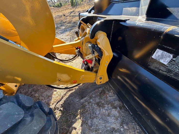 2025-caterpillar-930-image-9