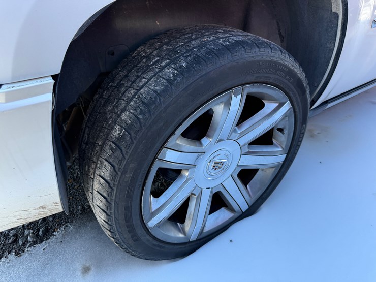 2011-cadillac-escalade-image-14