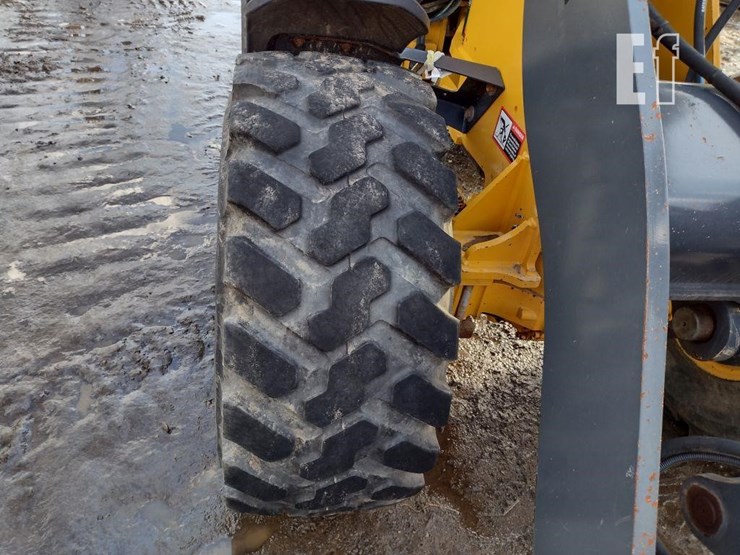 2021-deere-304l-image-21