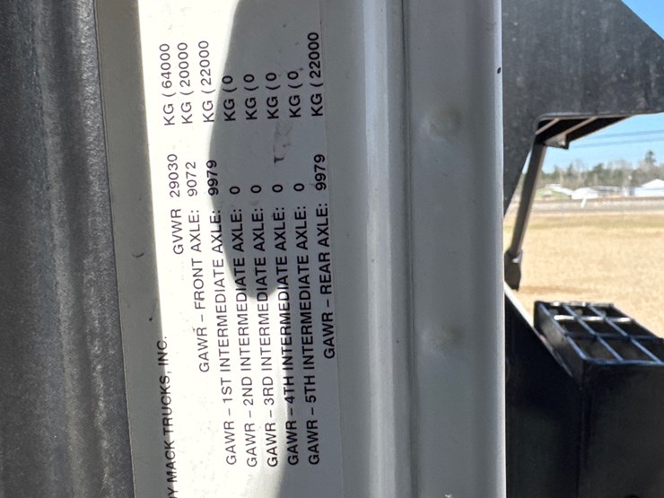 #32642-•-2018-mack-gu713-tri-axle-dump-image-24