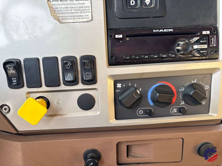 2017-mack-granite-gu713-image-57