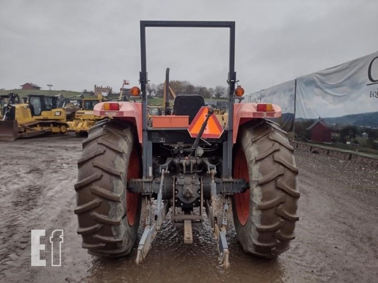 10-kubota-m108-tractor-image-4