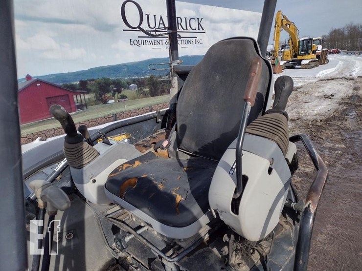 2013-deere-35d-image-12