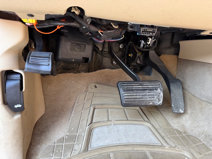 2011-cadillac-escalade-image-26