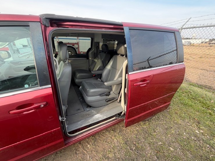 #31679-•-2012-vw-routan-image-22