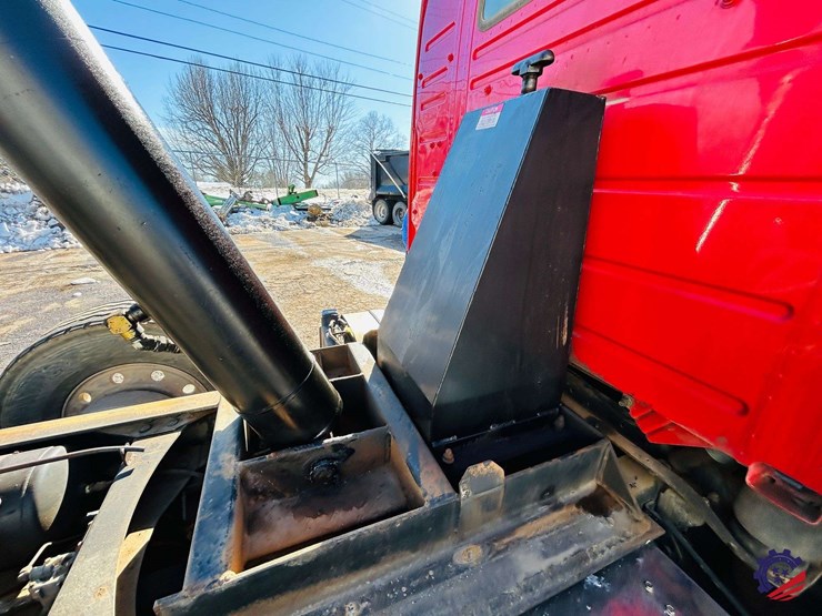 2011-volvo-truck-vhd-tri-axle-dump-truck-image-112