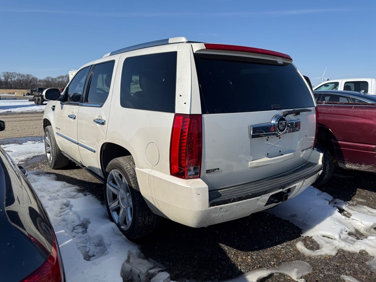 2011-cadillac-escalade-image-4