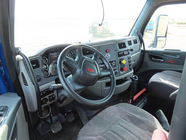 2017-peterbilt-579-image-11