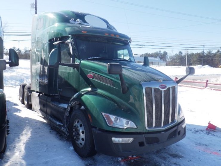 2023-peterbilt-579-image-2