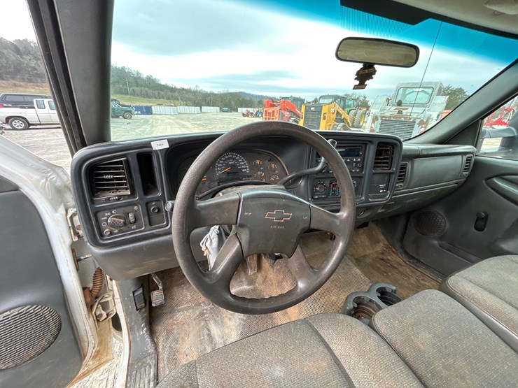 2005-chevrolet-3500-image-11