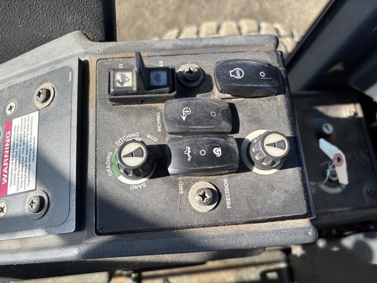 2008-deere-772d-image-51