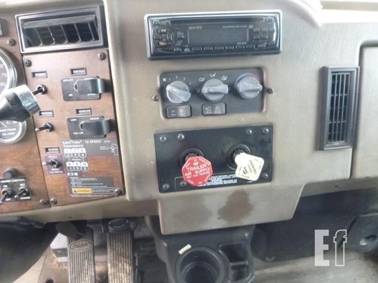 2000-peterbilt-330-image-12