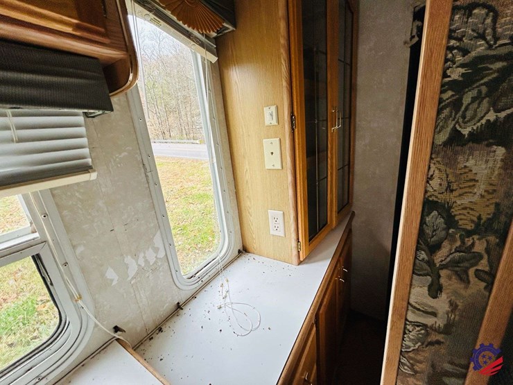 2003-forest-river-wildcat-28rk-t/a-camper-gooseneck-trailer-image-97