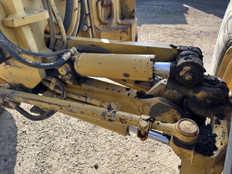 2005-caterpillar-143h-image-23