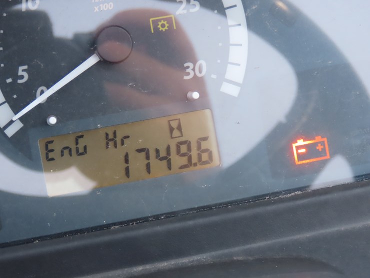 2019-john-deere-4044m-image-18