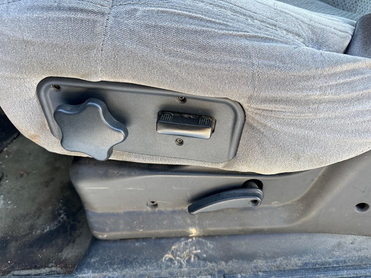 2004-chevrolet-tahoe-image-28