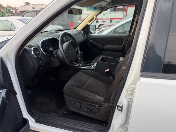 2011-ford-explorer-image-33