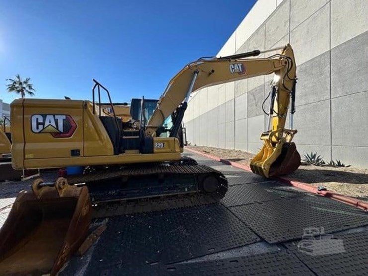 2021-caterpillar-320-image-3