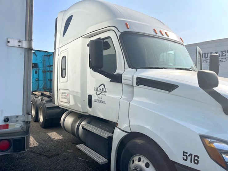 2018-freightliner-cascadia-126-image-2