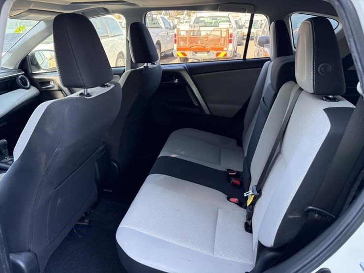 2018-toyota-rav4-image-16