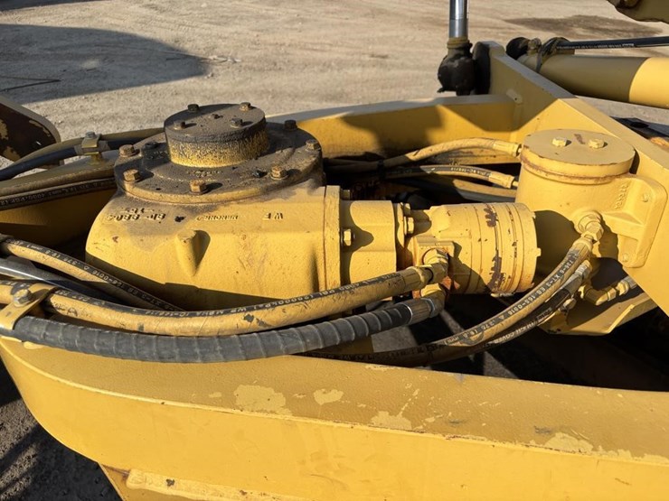 2005-caterpillar-143h-image-13