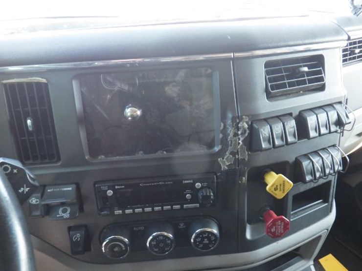 2023-peterbilt-579-image-22