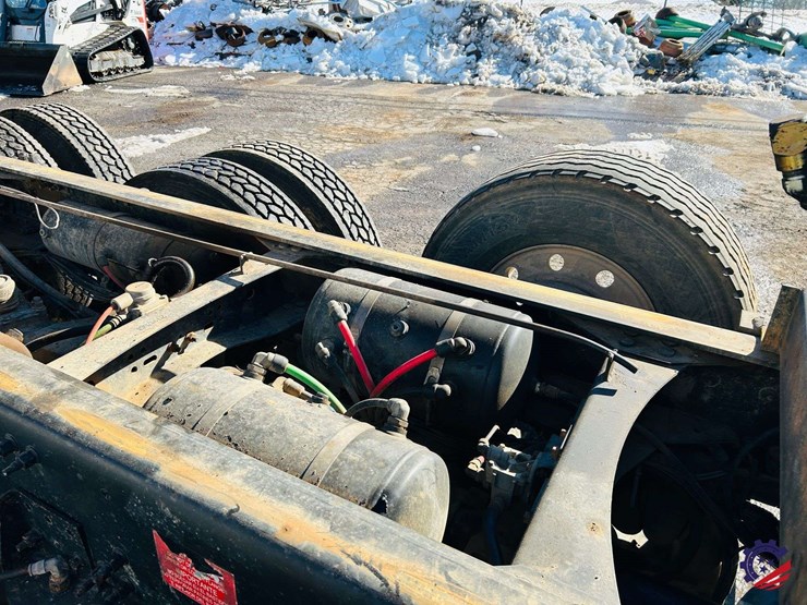 2011-volvo-truck-vhd-tri-axle-dump-truck-image-111