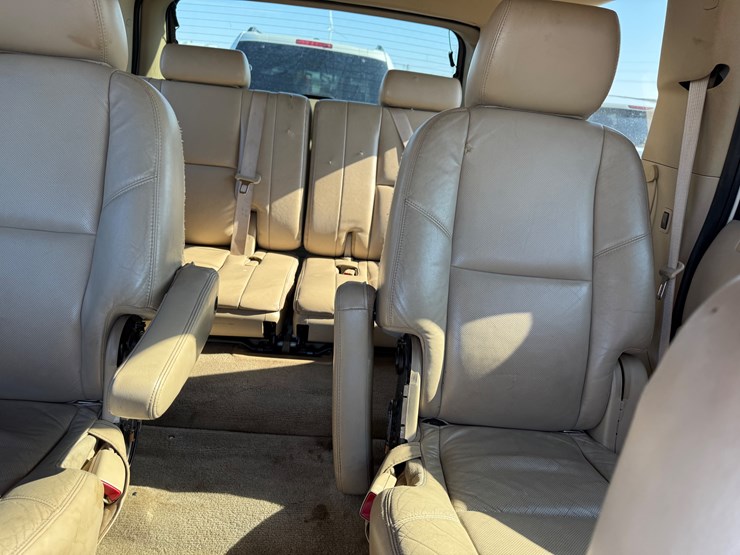 2011-cadillac-escalade-image-33