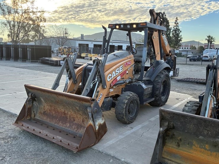 2017-case-580sn-image-1