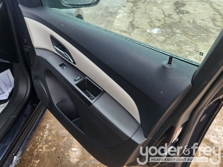 2016-chevrolet-cruze-image-35