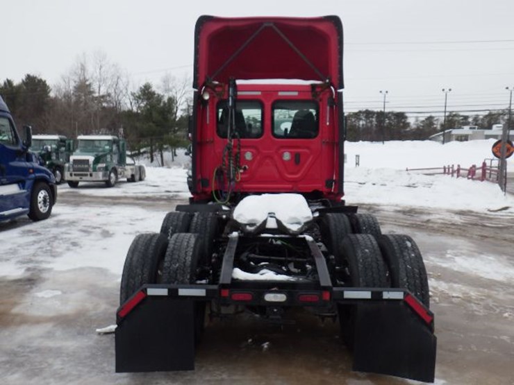 2019-freightliner-cascadia-126-image-9
