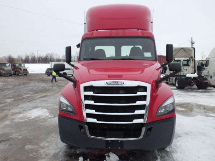 2019-freightliner-cascadia-126-image-2