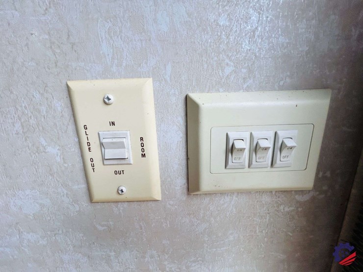 2003-forest-river-wildcat-28rk-t/a-camper-gooseneck-trailer-image-104